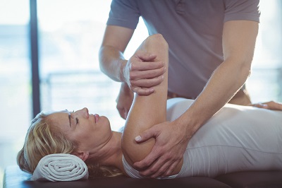 image of woman with back pain at chiropractor